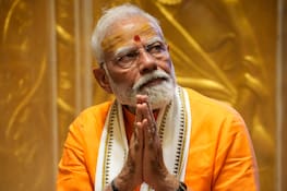 13.05.2024, Indien, Varanasi: Der indische Premierminister Narendra Modi betet im Kashi-Vishwanath-Tempel nach der Roadshow in Varanasi. Rund 970 Millionen Wahlberechtigte sind aufgerufen, in mehr als einer Million Wahllokalen über die Besetzung des mehr als 500 Sitze zählenden Unterhauses abzustimmen. Der Wahlkampf wird vom Personenkult um den im Volk äußerst beliebten Modi geprägt. Die Wahllokale schließen am 1. Juni 2024. Foto: Rajesh Kumar/AP/dpa +++ dpa-Bildfunk +++