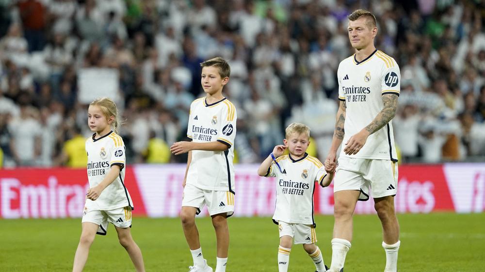 Deutscher Fußball: Real Madrids Toni Kroos mit seinen Kindern Leon, Amelie und Fin nach seinem letzten Spiel als Real-Madrid-Spieler