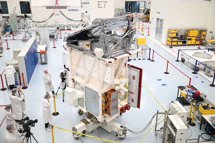 Journalisten schauen sich im Reinraum von Airbus Defence and Space den Wolken- und Aerosolsatelliten "Earthcare" an.