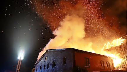 Das Gebäude einer Wohnanlage in Klein Rönnau stand lichterloh in Flammen