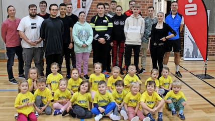 Mit dabei war auch der Mäckelborger Kinnergorden - hier mit den Azubis von Egger, die den Kreissportbund tatkräftig unterstützten.