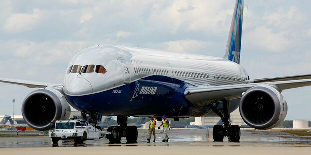 Ein Flugzeug vom Typ Boeing 787 Dreamliner steht auf dem Flughafen.