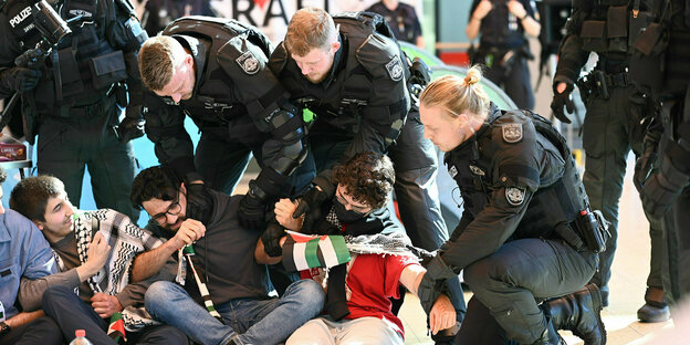 Propalästinensische Aktivistinnen und Aktivisten haben am Mittwochmorgen ein Protestcamp in einem Gebäude der Universität Bremen errichtet. Polizisten versuchen das Camp aufzulösen.