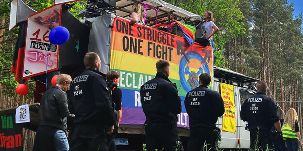 Einsatzkräfte der Polizei begleiten den Demonstrationszug zum Tesla-Werk.