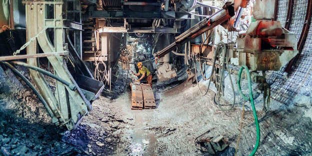 Arbeiter am Bohrkopf der Tunnelbohrmaschine im Brennerbasistunnel