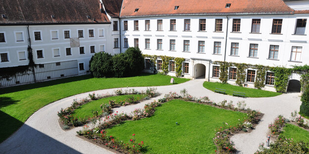 Das vierflügelige Augustiner-Chorherrenstift (Altes Schloss) auf der Herreninsel im Chiemsee