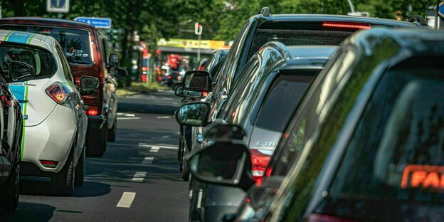 Autos stehen im Stau in Berlin