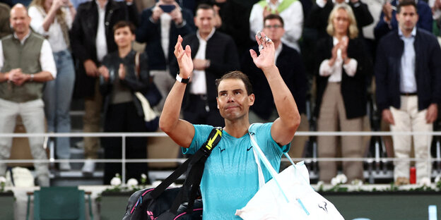 Nadal applaudiert mit den Händen über seinem Kopf