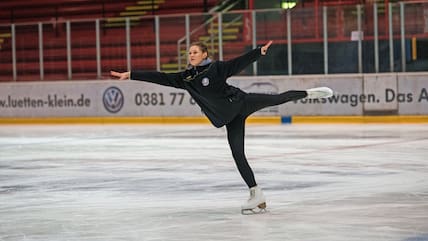 Nina Ulrich (20) zeigt auf dem Eis verschieden Figuren.