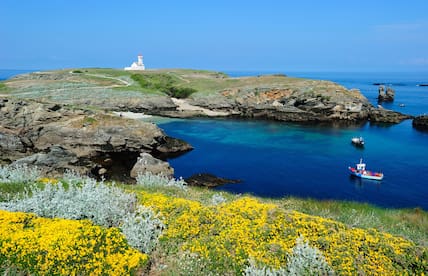 Der Pointe des Poulains mit Leuchtturm im Mai.