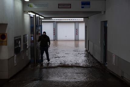 Das Hochwasser läuft in einen Hauseingang in der Fischbachstrasse in Saarbrücken. Nach starken Regenfällen steht diese teilweise unter Wasser.