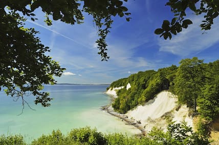 Die Kreidefelsen auf Rügen sind die spektakuläre Landschaft, vor der sich der Strand erstreckt.