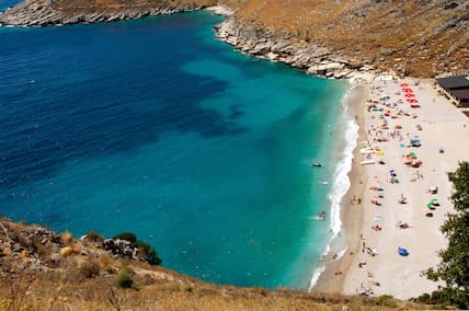 Die Albanische Riviera lockt mit Strandvergnügen und niedrigen Eispreisen.