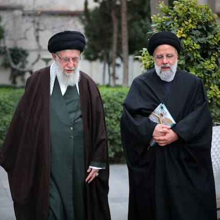 Der iranische Oberste Führer Ayatollah Ali Chamenei (links) und der iranische Präsident Ebrahim Raisi. Raisi sowie Außenminister Hussein Amirabdollahian waren am Sonntag bei einem Hubschrauberabsturz ums Leben gekommen.