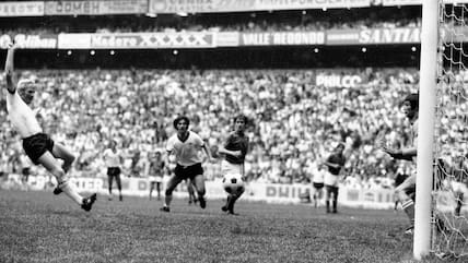 Erzielte im WM-Halbfinale 1970 gegen Italien das 1:1: Karl-Heinz Schnellinger (links).