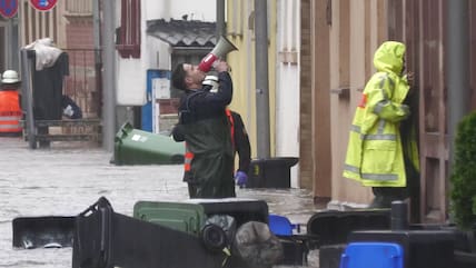 Die anhaltenden Regenfälle lassen die Flüsse extrem schnell anschwellen. Besonders dramatisch ist die Situation in den Gemeinden Fischbach-Camphausen. Hier wurde Katastrophenalarm ausgelöst. Akute Lebensgefahr besteht aufgrund schlagartig ansteigender Pegel in Saarbrücken-Rußhütte. 