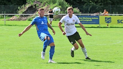 Adrian Rupsch (li.) vom Vizemeister SC Rönnau 74 ist mit 23 Treffern Torschützenkönig der Fußball-Verbandsliga Ost.