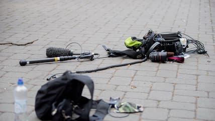 Die Ausrüstung eines Kamerateams liegt nach einem Übergriff am 1. Mai 2020 in Berlin auf dem Boden (Archivbild).