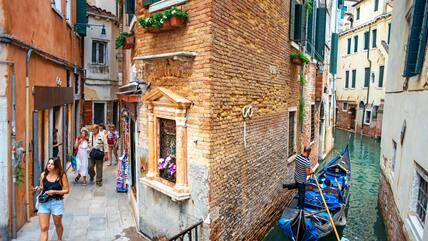 Ob zu Fuß oder in einer der berühmten Gondeln: Die schmalen Gassen und Kanäle von Venedig sind eines der beliebtesten Reiseziele der Welt.