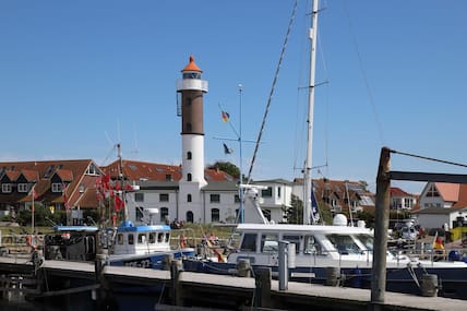 Über Timmendorf auf der Insel Poel erhebt sich der Leuchtturm.