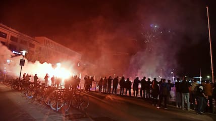 Bis spät in die Nacht feierte Kiel den Aufstieg der KSV Holstein wie hier am Bootshafen. Laut Polizei blieb es dabei bis auf wenige Ausnahmen friedlich.