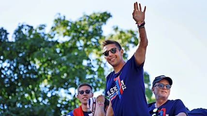 Verdienter Lohn: Marcel Rapp auf der Aufstiegsfeier von Holstein Kiel am Pfingstmontag mit Marko Ivezic (li.) und Co-Trainer Dirk Bremser.