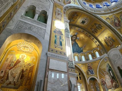 Der Innenraum der Sava-Kathedrale ist mit unzähligen Goldmosaiken verziert.