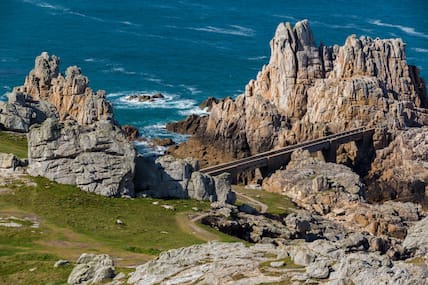 Am Creach point auf Ouessant bietet sich ein spektakulärer Anblick auf die Klippenlandschaft und eine historische Brücke.