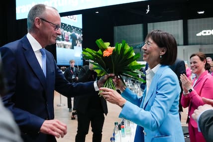 Schnell weg damit: Anlässlich seiner Wiederwahl als CDU-Bundesvorsitzender bekommt Friedrich Merz im Mai 2024 einen Blumenstrauß überreicht – und gibt ihn abseits der Bühne seiner Ehefrau Charlotte.