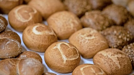 Frische Brötchen liegen auch an Himmelfahrt in einigen Bäckern bereit. (Symbolbild)