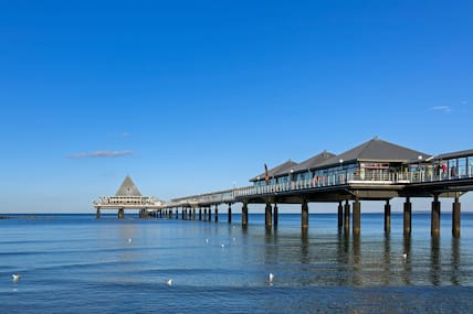 Die Seebrücke Heringsdorf erstreckt sich in die Ostsee.