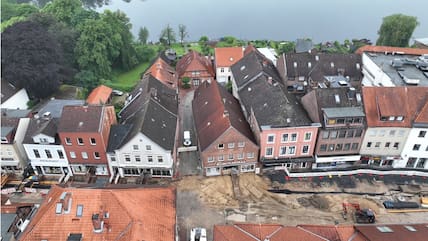 Mölln: Der Blick von oben zeigt die Häuserfassade in der Möllner Altstadt – mit dem Haus „Landau“. 