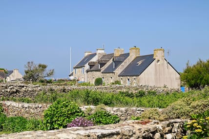 Idyllisch: Kleine Weiler und Steinmäuerchen prägen mitunter das vielfältige Bild von Ouessant.