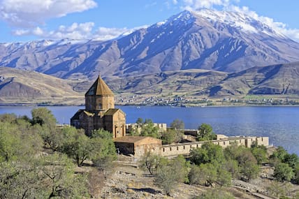 Insel Akdamar im türkischen Van-See mit einer Kirche darauf, im Hintergrund die Berglandschaft