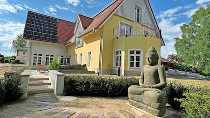 Im neu errichteten Buddha-Haus hat das Kloster Gut Saunstorf im Erdgeschoss ein Klostercafé und einen Laden eingerichtet, im Obergeschoss befindet sich ein Heilzentrum.