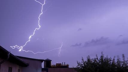 Ein Blitz entlädt sich über einem Wohngebiet in Magdeburg Stadtfeld.