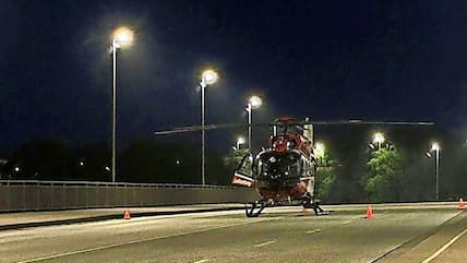 Der Rettungshubschrauber steht mitten auf der Max-Johannsen-Brücke in Neumünster.