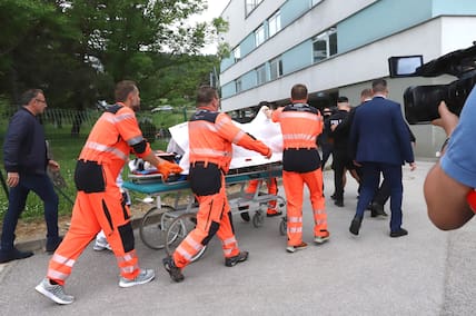 Rettungskräfte bringen den angeschossenen slowakischen Ministerpräsidenten Robert Fico auf einer Trage in ein Krankenhaus.