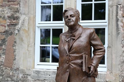 Die Bronzestatue der Kasseler Ehrenbürgerin Elisabeth Selbert. Sie gilt als eine der "Mütter des Grundgesetzes" und Kämpferin für die Gleichberechtigung von Frauen.