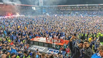 Nach dem Abpfiff feierte das Team von Holstein Kiel mit seinen Fans im Stadion.