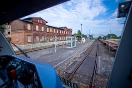 ARCHIV - 12.06.2020, Mecklenburg-Vorpommern, Karow: Ein Lokführer steuert einen Triebwagen der Ostdeutschen Eisenbahngesellschaft (ODEG) auf der Fahrt von Parchim nach Plau am See durch den verlassenen Bahnhof von Karow. Die Ostdeutsche Eisenbahngesellschaft (ODEG) fährt auf der Südbahnstrecke von Parchim nach Plau am See. Von der Prignitz in Brandenburg an die Mecklenburgische Seenplatte zu fahren, ist per Bahn derzeit nicht möglich. (zu dpa: «Die Bahn kommt - oder nicht? Der Netzausbau stockt») Foto: Jens Büttner/dpa-Zentralbild/dpa +++ dpa-Bildfunk +++