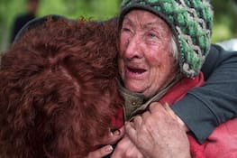 11.05.2024, Ukraine, Wowtschansk: Die 82-jährige Tetiana weint mit ihrer Tochter, als sie aus Wowtschansk gerettet wird. Ihr Ehemann wurde in ihrem Haus nach einem russischen Luftangriff auf die Stadt getötet. Foto: Evgeniy Maloletka/AP/dpa +++ dpa-Bildfunk +++