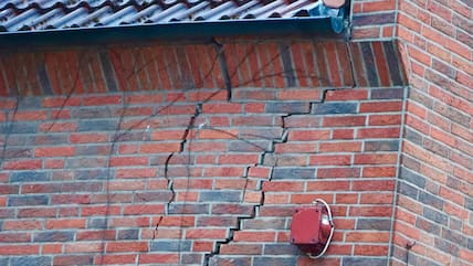 Mölln: In der Fassade des Geschäftshauses "Landau" sind deutliche Risse zu sehen. 