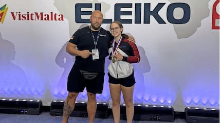 Die Kraftsportlerin Maria-Sophie Hinz (r.) hat in Texas den WM-Titel im Bankdrücken gewonnen. Mit dabei war ihr Trainer von Greifenpower, Danilo Herder.