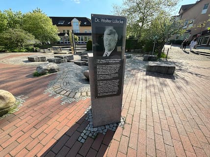Blick auf den Gedenkstein für den ermordeten CDU-Politiker Walter Lübcke auf dem Dr.-Walter-Lübcke-Platz. 