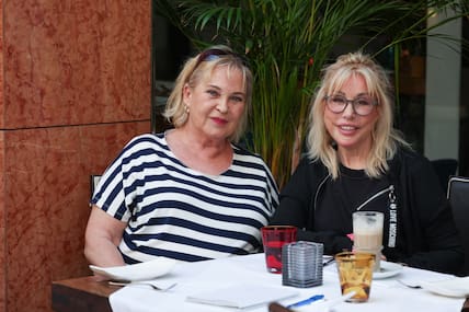 Freundinnen: Zwar haben sich Maria Weller (rechts) und Sigrid Viehring viele Jahre aus den Augen verloren, aber ihrer innigen Beziehung konnte das nichts anhaben.