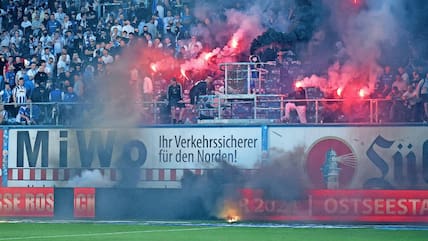 Hansa-Chaoten zünden in der Schlussphase massenweise Pyrotechnik. Das Spiel stand  vor dem Abbruch.