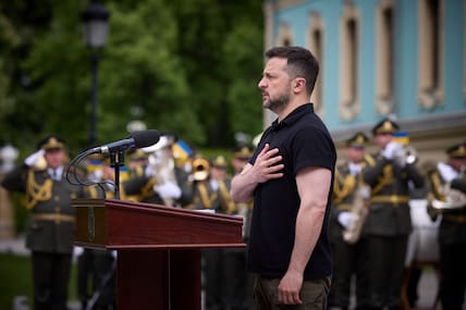 06.05.2024, Ukraine, Kiew: Der ukrainische Präsident Wolodymyr Selenskyj hört sich während der Feierlichkeiten zum Tag der Infanterie auf dem Platz der Verfassung die Nationalhymne an. 