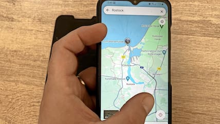 Auch Handy-Anwendungen, wie Google Maps, können von den Störungen der Satellitennavigation in MV betroffen sein. (Symbolbild)