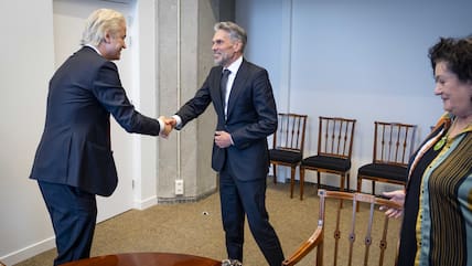 Niederlande, Den Haag: Dick Schoof (M), designierter Premierminister des neuen Kabinetts, begrüßt Geert Wilders (l), den Fraktionsvorsitzenden der Partei für die Freiheit (PVV). Der frühere Chef des Geheimdienstes und der Anti-Terrorismusbehörde, Schoof, soll neuer Regierungschef der Niederlande werden.